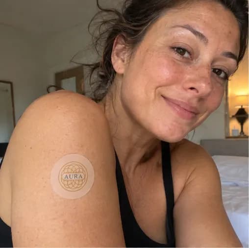 Person wearing an Aura patch on the shoulder